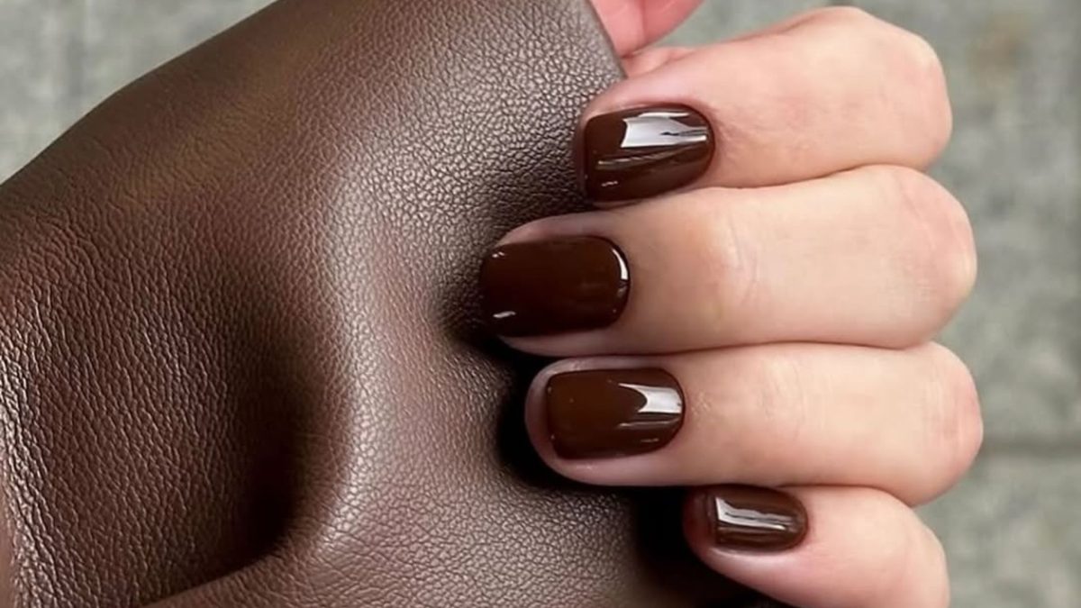 Essa cor de esmalte para unhas curtas é o maior símbolo de elegância minimalista deste