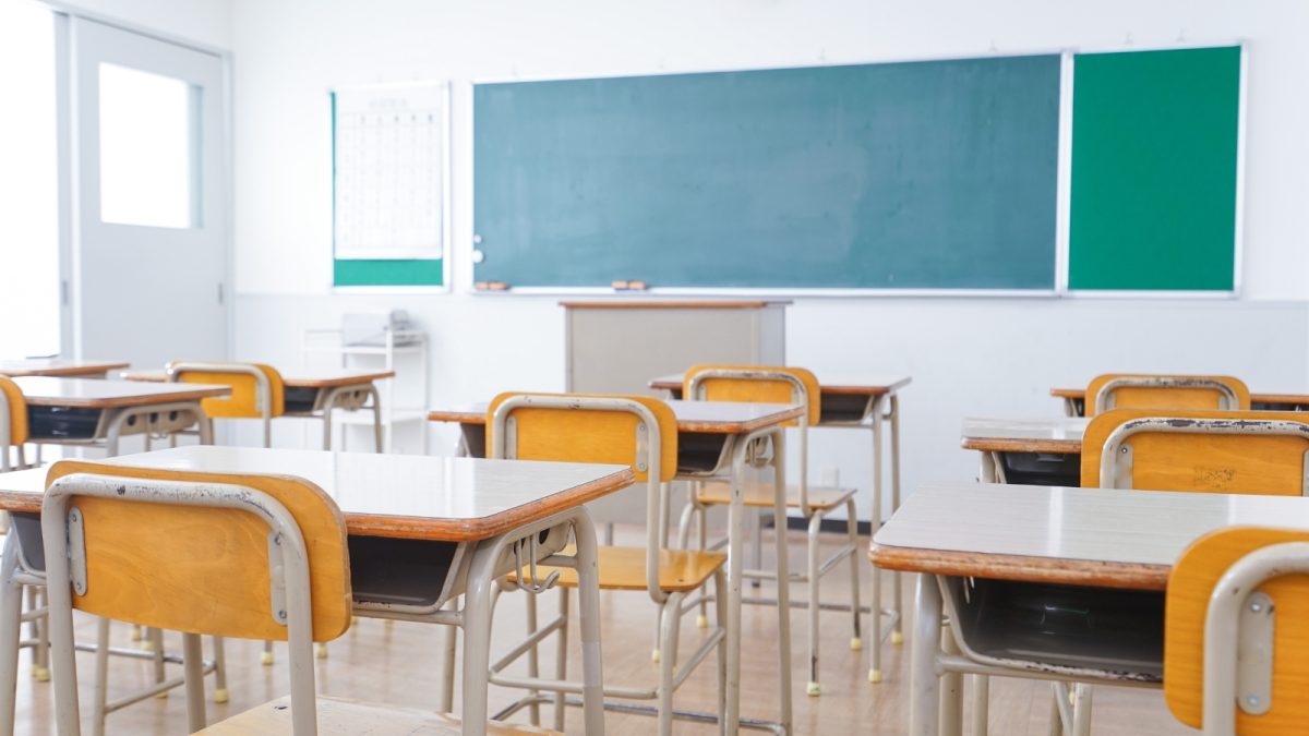 Estudante de 15 anos vai parar na UTI após beber álcool e remédio dentro de escola em Fortaleza