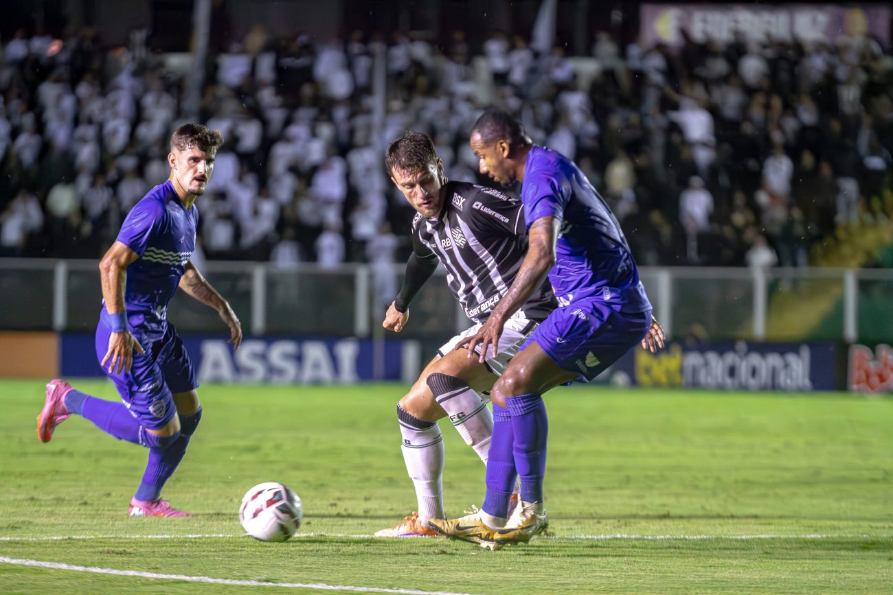 O zagueiro Felipe Santiago do Figueirense, ficou exposto no segundo tempo e não teve boa atuação na derrota contra o Barra