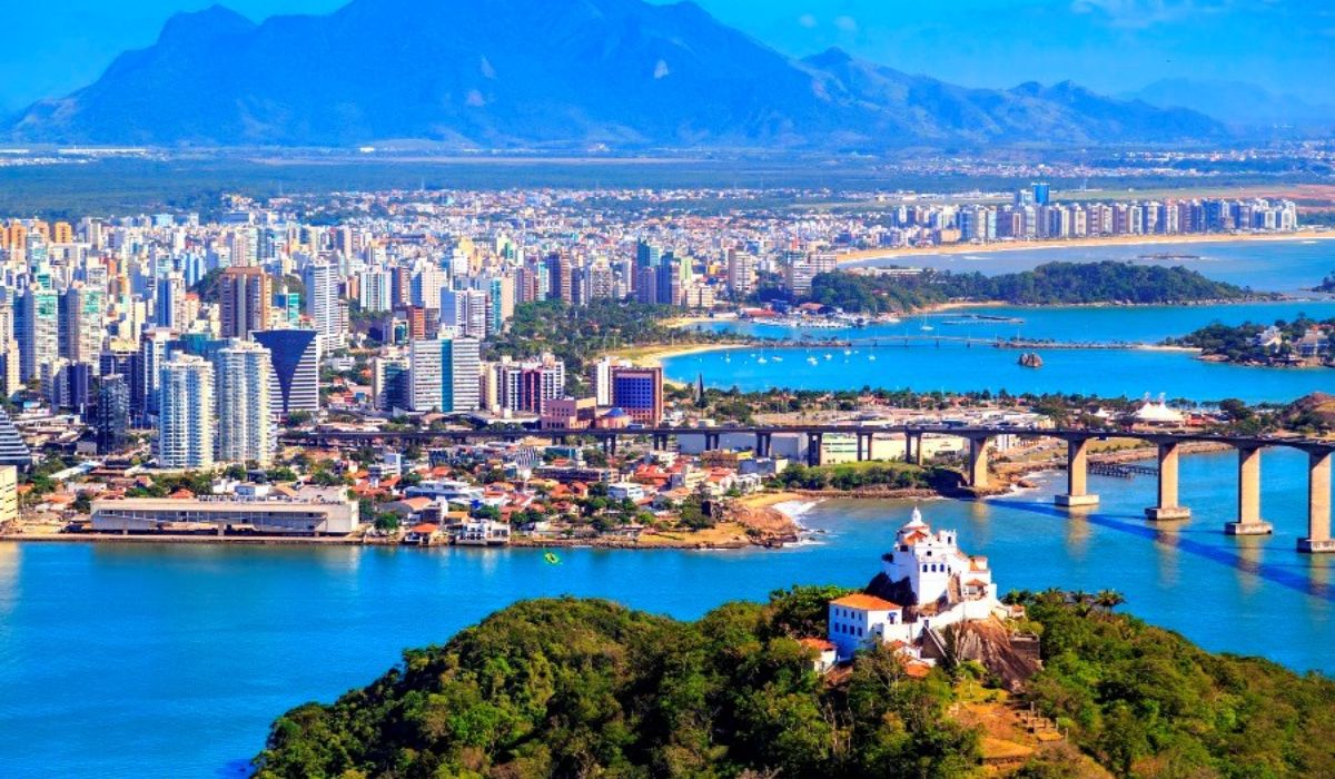 Geografia do voto no Espírito Santo: Convento da Penha, em Vila Velha; ao fundo, a cidade de Vitória