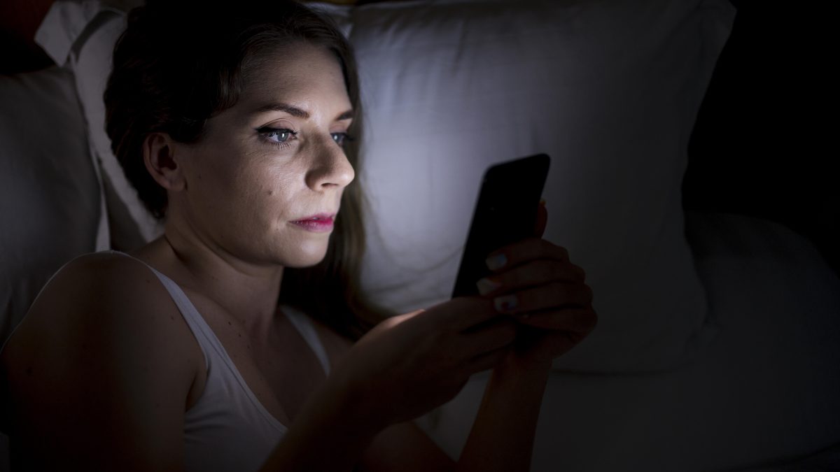 Ficar mexendo no celular antes de dormir esconde este perigo mental, conforme a ciência