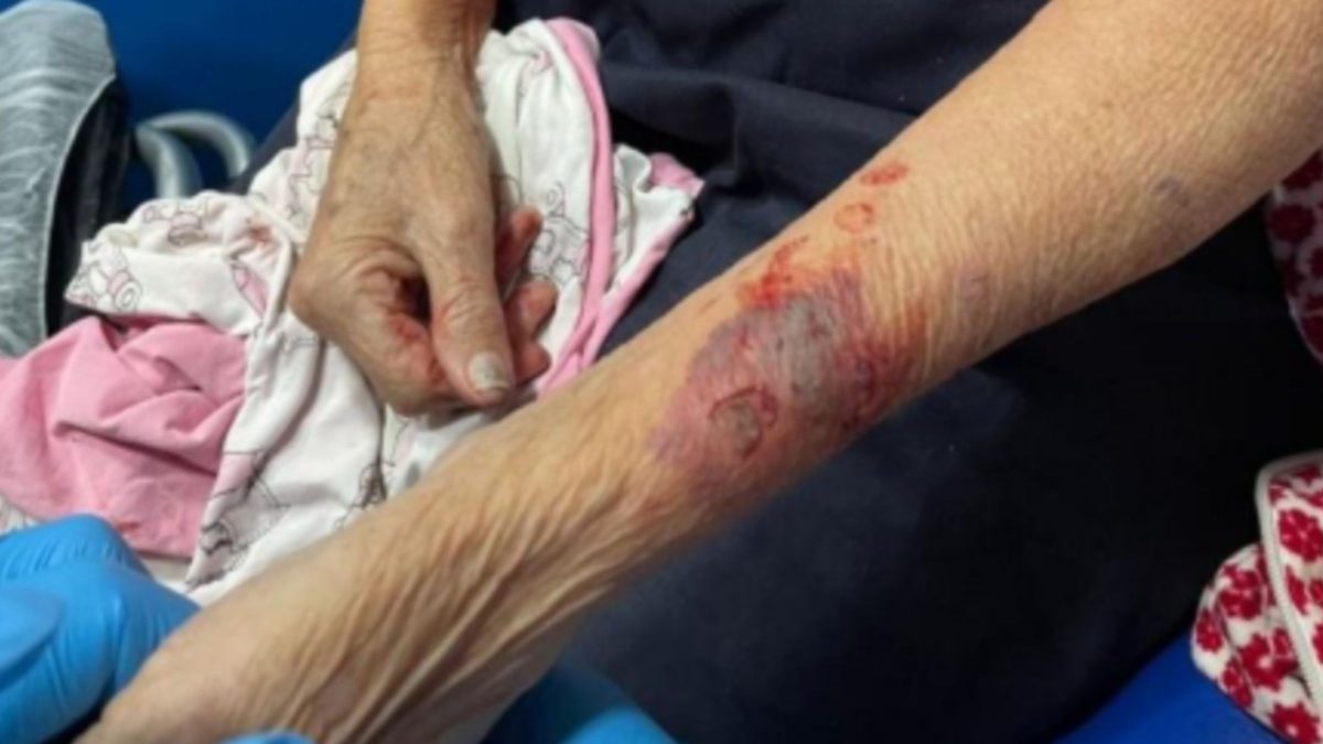 Filho agride mãe idosa com Alzheimer em cena chocante e é preso em SC