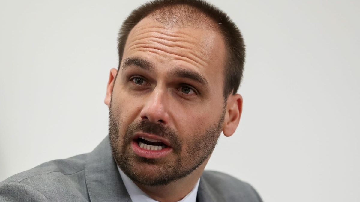 Eduardo Bolsonaro defende orçamento do filme Dark Horse e alega ser barato