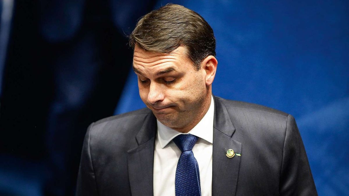 ‘Não tem absolutamente nada de errado’, diz Flávio Bolsonaro sobre filme do pai