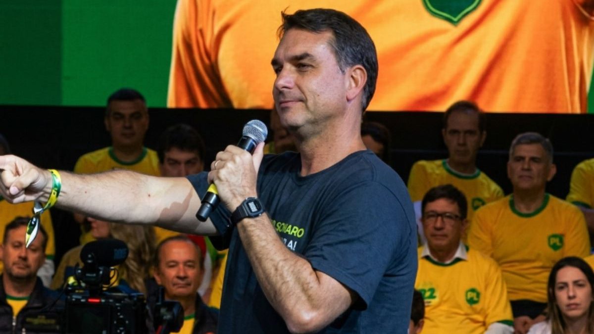 ‘Bolsonaro subirá a rampa em 2027’, diz Flávio durante evento no Paraná