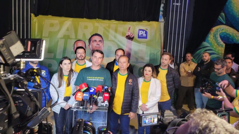 Flávio Bolsonaro concedeu entrevista durante encontro estadual do PL em Florianópolis - Gabrielle Tavares/ND Mais