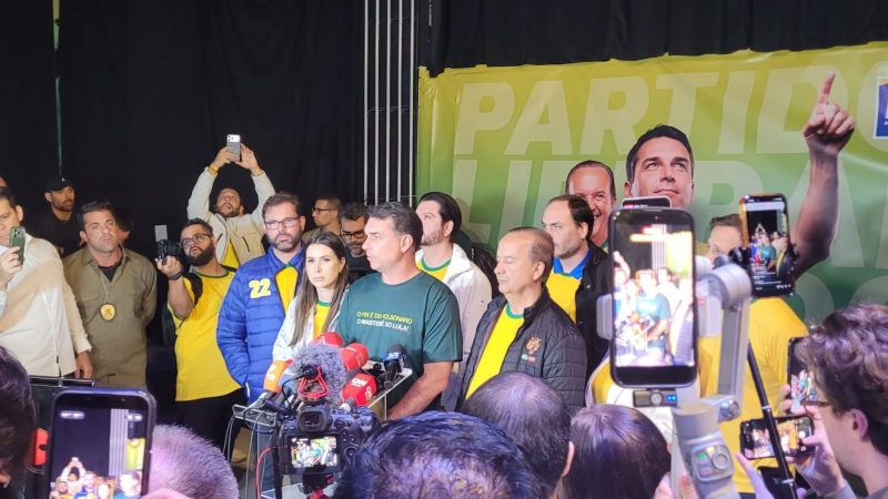 Flávio Bolsonaro concedeu entrevista durante encontro estadual do PL em Florianópolis - Gabrielle Tavares/ND Mais