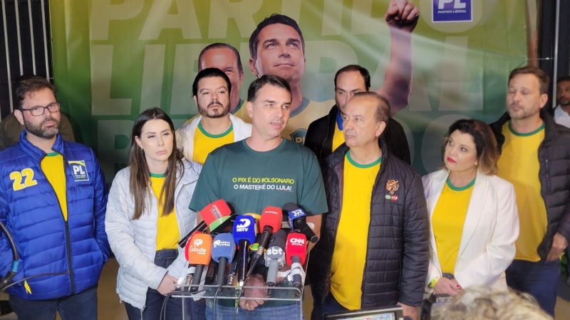 Flávio Bolsonaro concedeu entrevista durante encontro estadual do PL em Florianópolis - Gabrielle Tavares/ND Mais