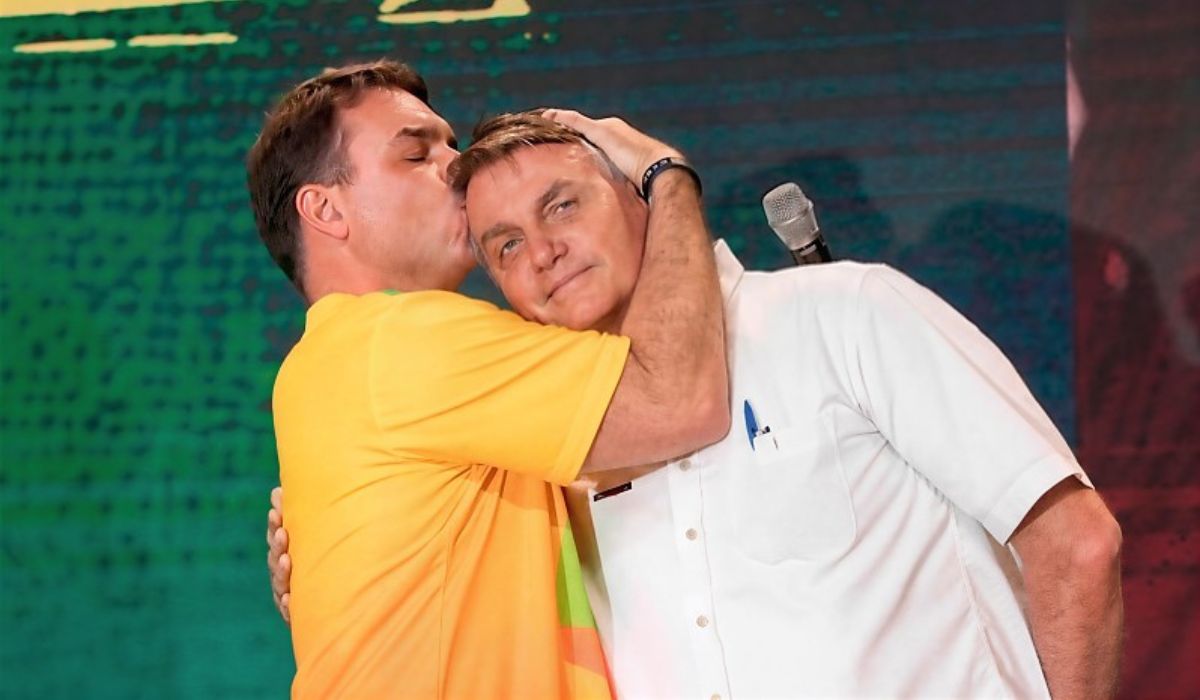 ‘Conta a verdade’: Flávio visita Bolsonaro e recebe conselho do pai após polêmica com Vorcaro