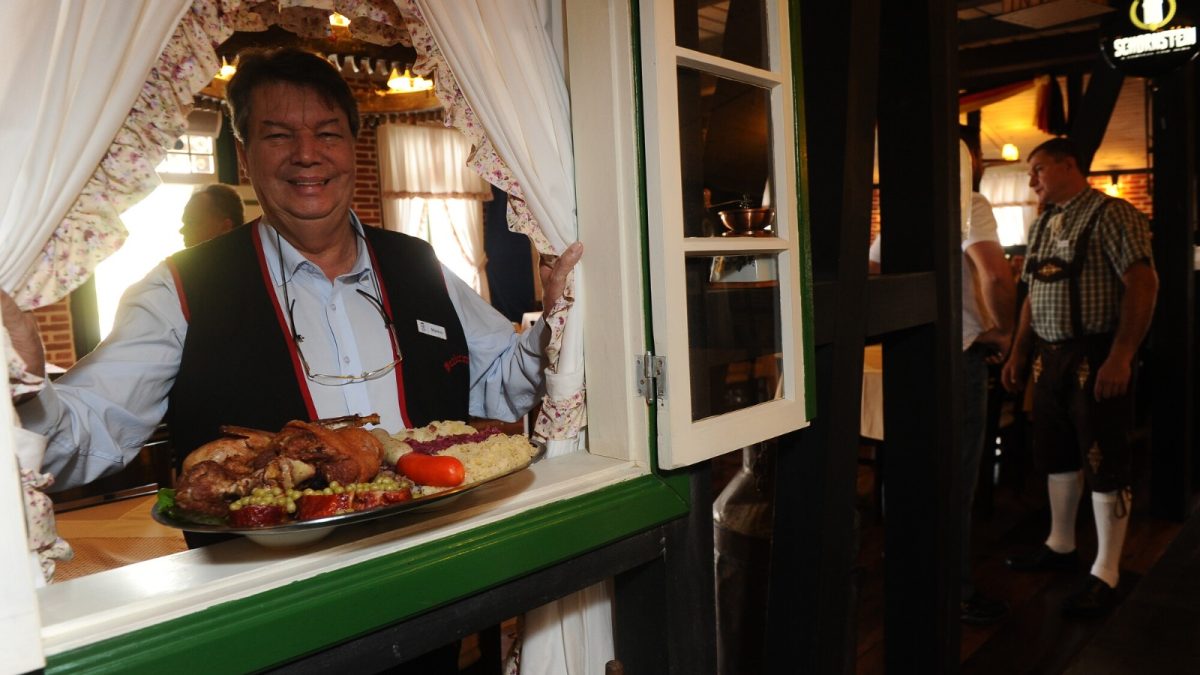 Fotos esquecidas podem virar relíquias em edição histórica de festival gastronômico em SC