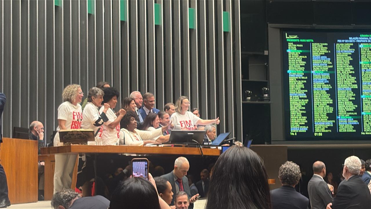 Hugo Motta posa com deputadas que defendem fim da escala 6×1 enquanto Marcel van Hattem critica