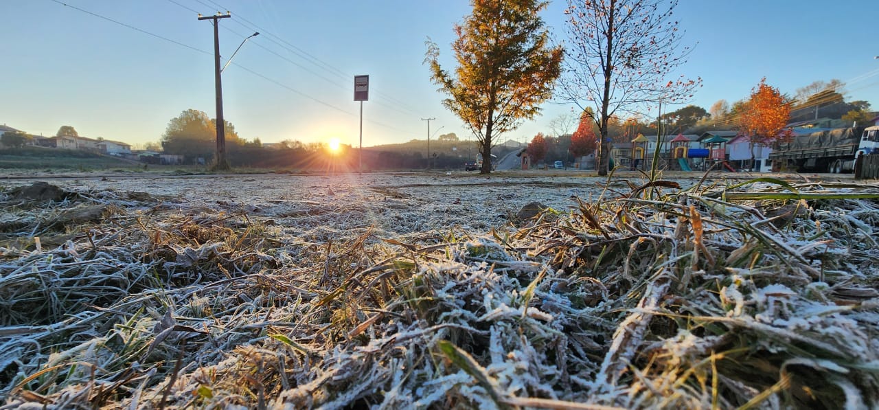 Pelo terceiro dia consecutivo termômetros marcam -7°C e geada ‘cobre de branco’ a Serra de SC