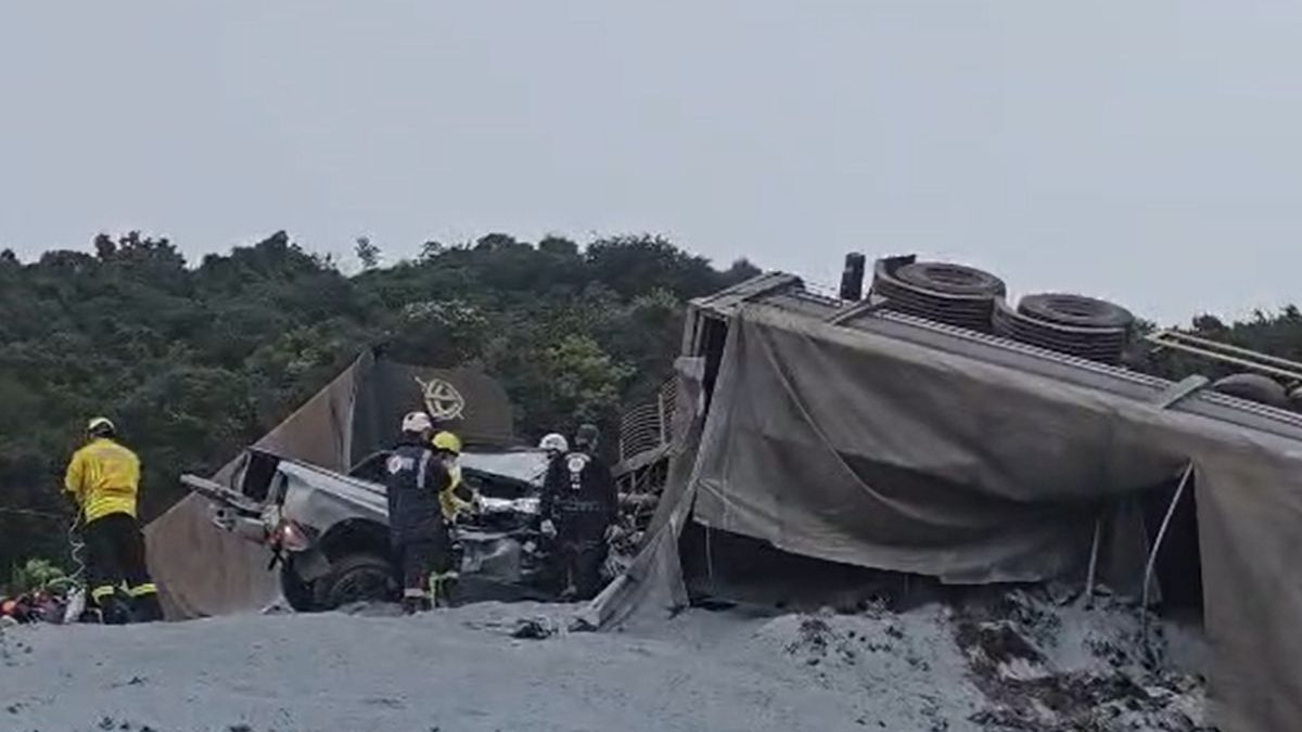 Acidente grave com carreta bloqueia BR-282 e deixa caminhonete esmagada em SC