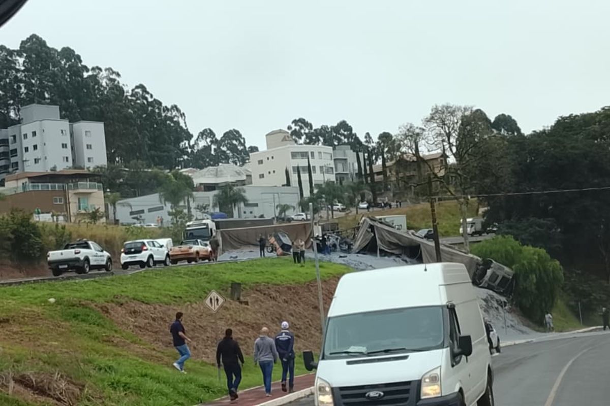 Grave acidente na BR-282: homem recebe transfusão de sangue preso às ...