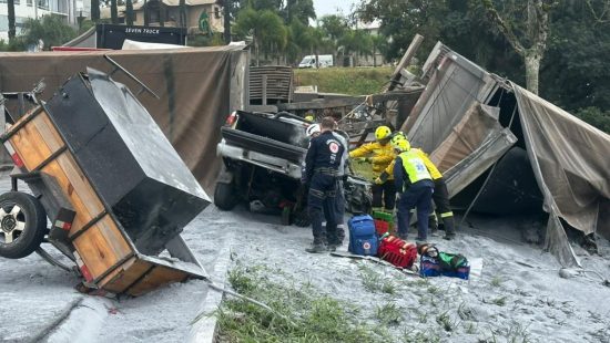 Limpeza e liberação após grave acidente na BR-282 em SC