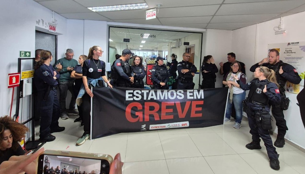 Servidores em greve terão desconto nos salários em cidade da Grande Florianópolis
