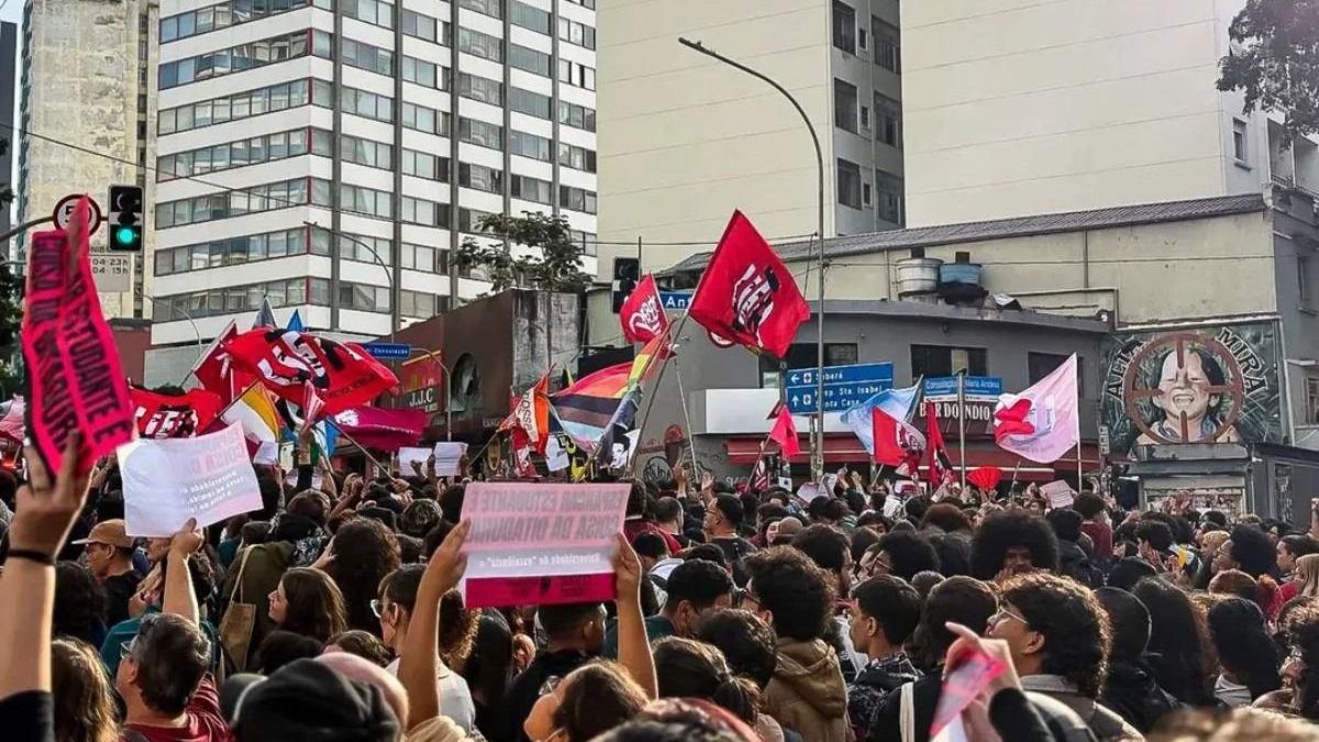 Entenda o projeto de lei que pode expulsar alunos e demitir professores por greves em SP