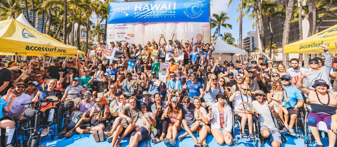Participantes do principal torneio de surf adaptado do Havaí, promovido pela AccesSurf
