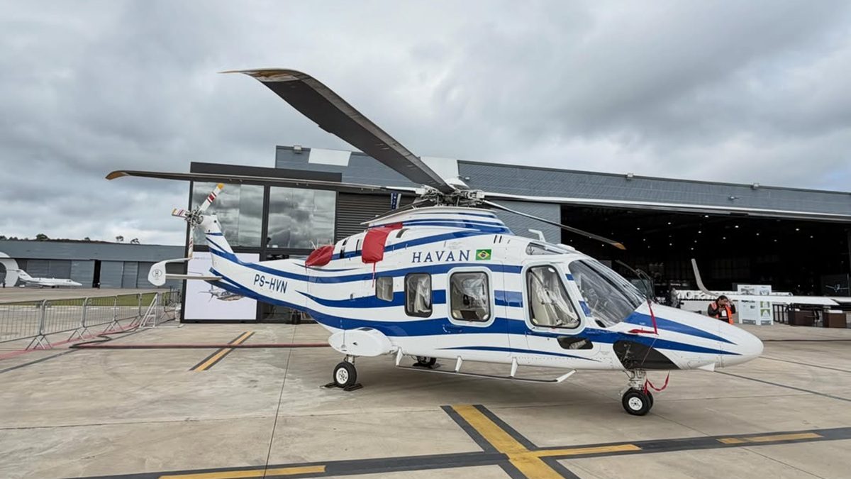 ‘Ferrari dos helicópteros’ de R$ 50 milhões de Luciano Hang é destaque em megaevento de aviação