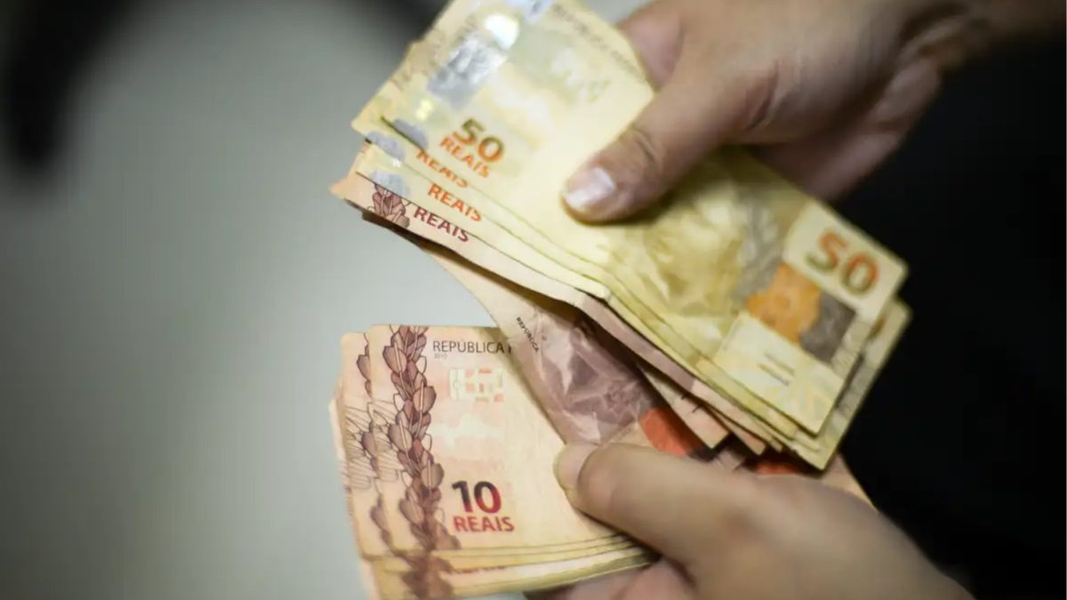 Homem gasta R$ 6,50 em ‘passadinha no supermercado’ e volta para casa com R$ 50 mil