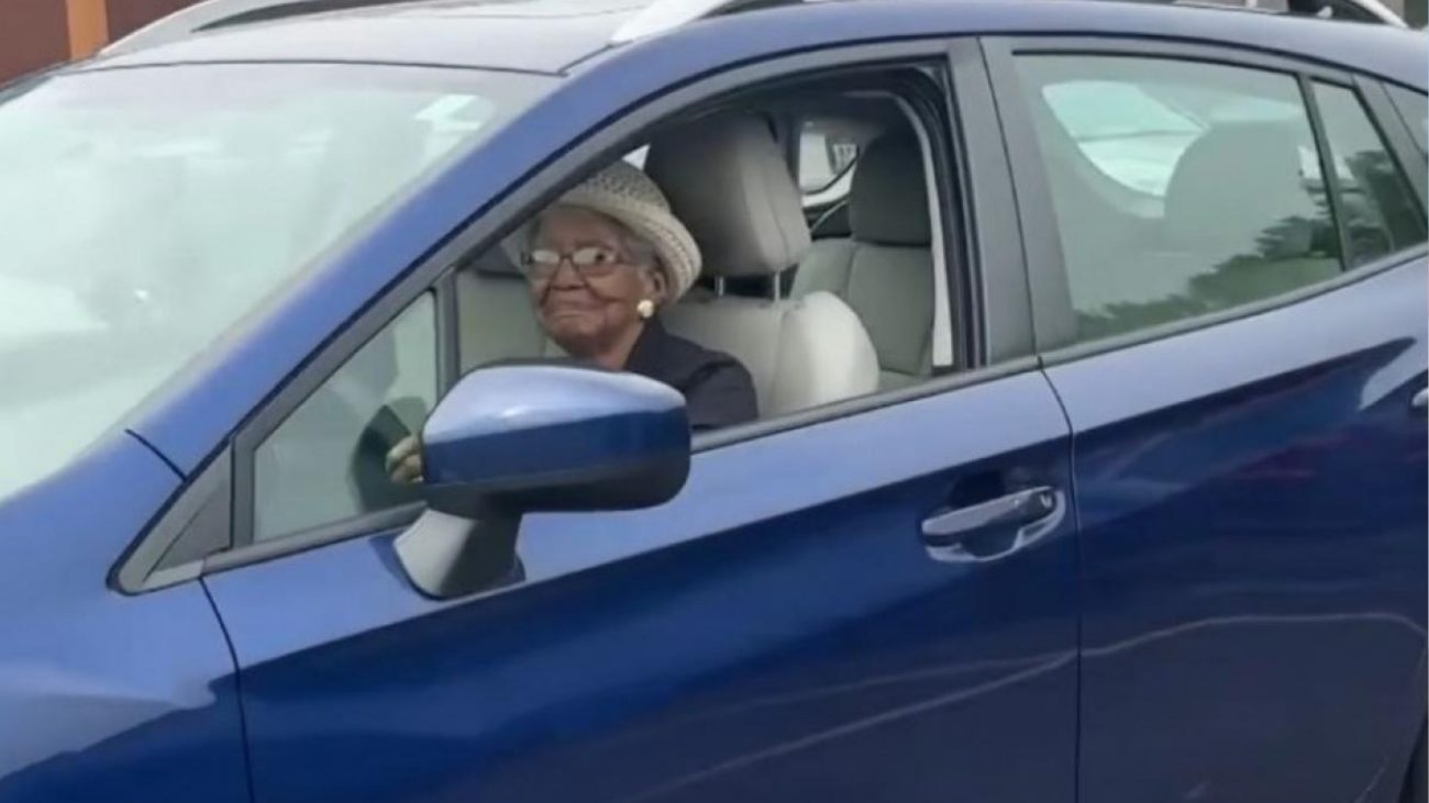 idosa de 108 em carro azul