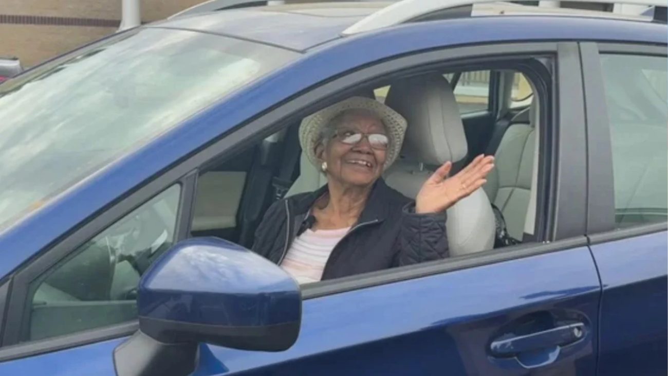 idosa de 108 em carro azul