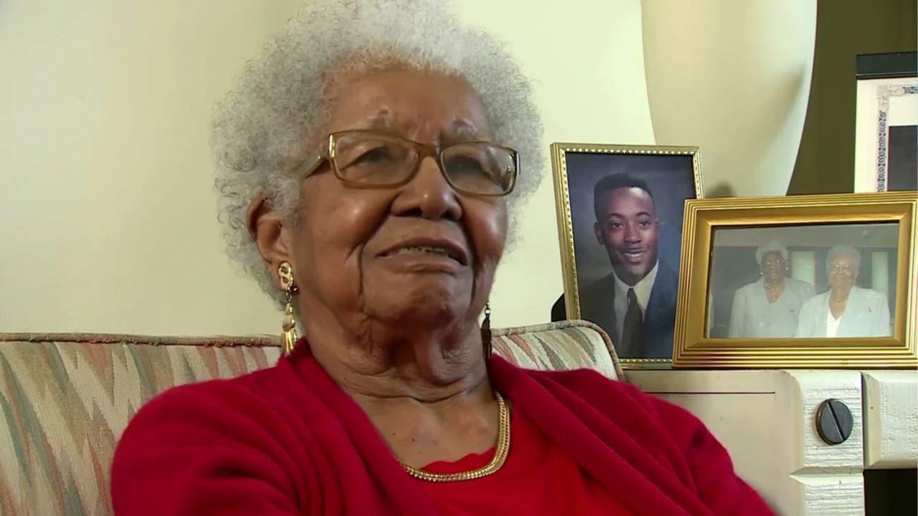 Idosa de 108 anos com roupas vermelhas e �culos