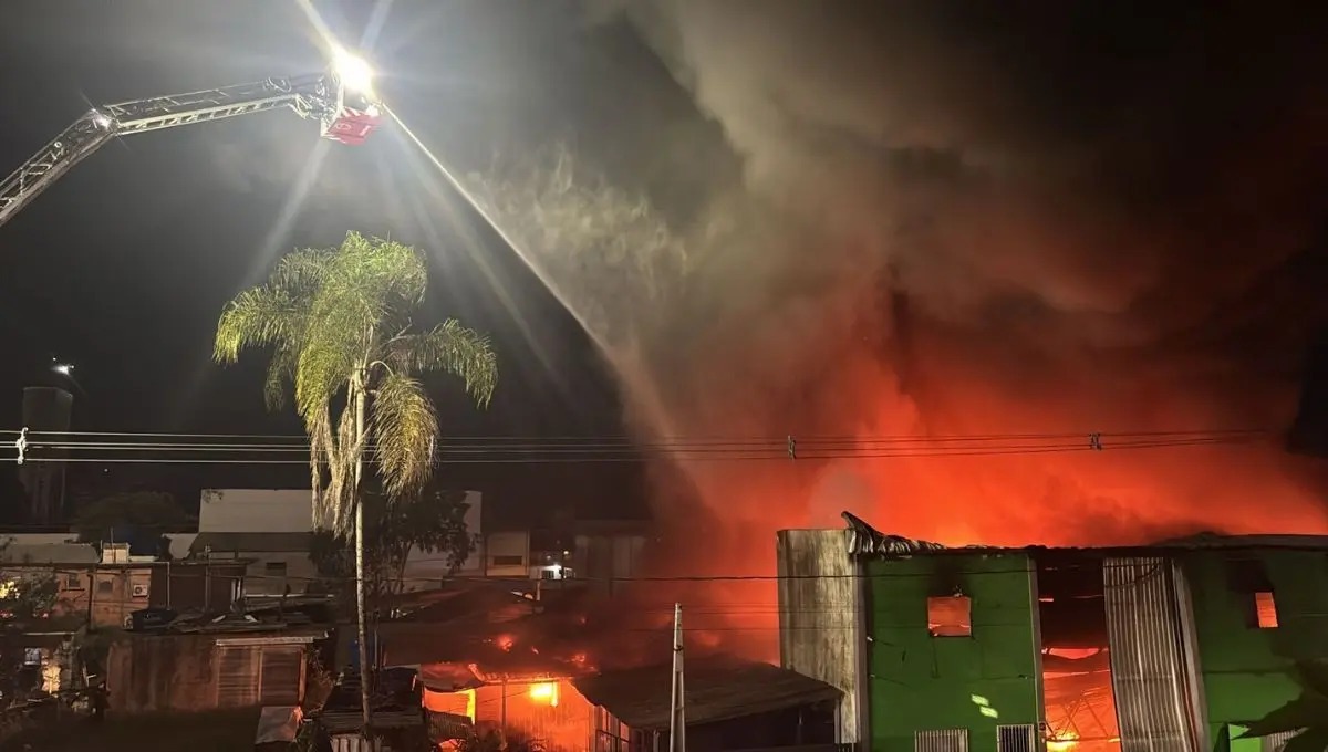 Incêndio destrói galpão, atinge casa e assusta moradores de cidade de SC com risco de explosão