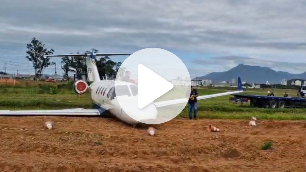 VÍDEO: Jato particular começa a ser retirado de aeroclube após sair da pista em SC
