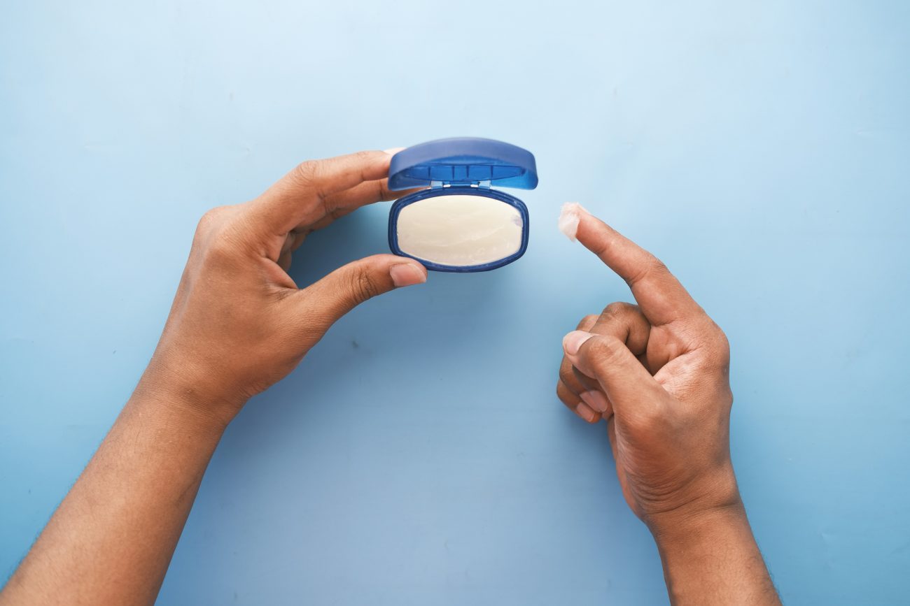 Segundo a Academia Americana de Dermatologia, o uso de pomadas oclusivas à noite é mais eficaz que óleos ou ceras para selar a umidadeFoto: Unsplash/ND Mais