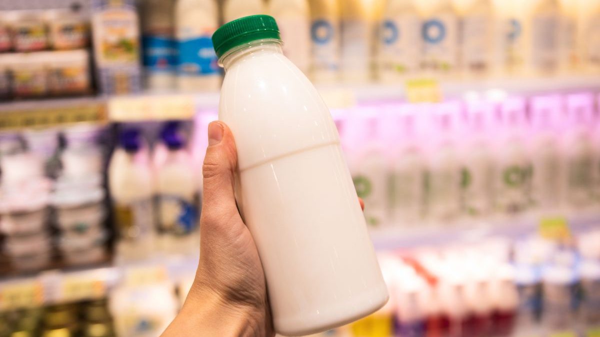 Gasolina e leite pressionam IPCA de abril, que fica em 0,67%; veja o que ficou mais caro