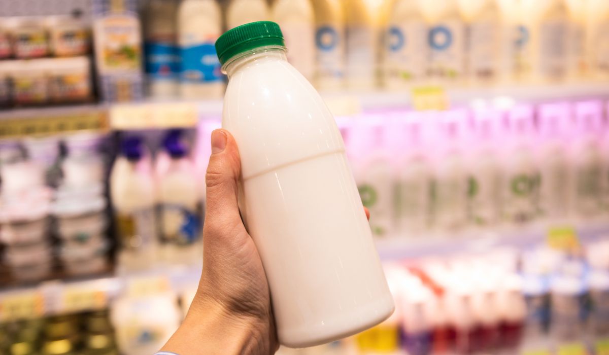 Gasolina e leite pressionam IPCA de abril, que fica em 0,67%; veja o que ficou mais caro