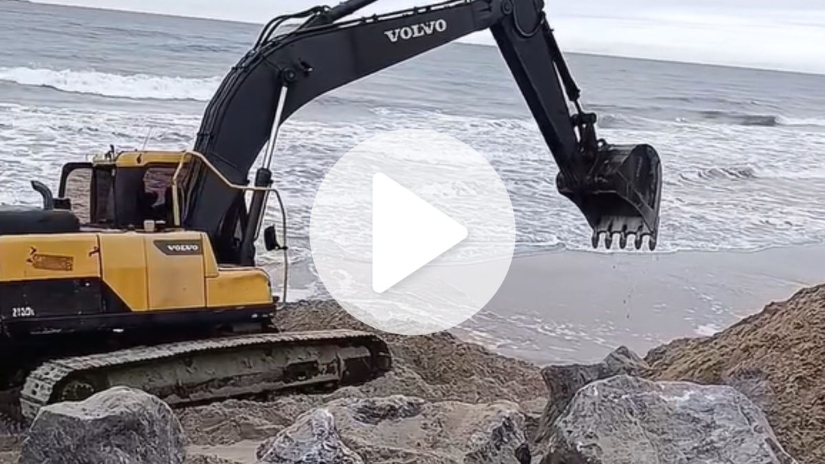 VÍDEO: Mar avança e força ação emergencial de contenção na faixa de areia em cidade de SC