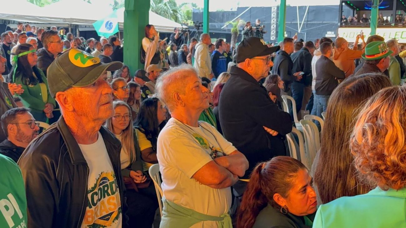 Vera, de 77 anos, esteve presente no encontro; na foto ela está ao lado de seu marido, de 70 anosFoto: Gabrielle Tavares/ND Mais