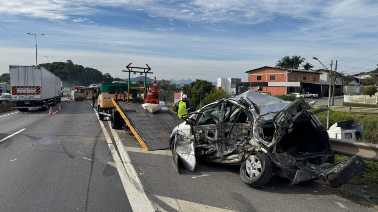 FOTOS: Acidente na BR-101 em Joinville trava trânsito