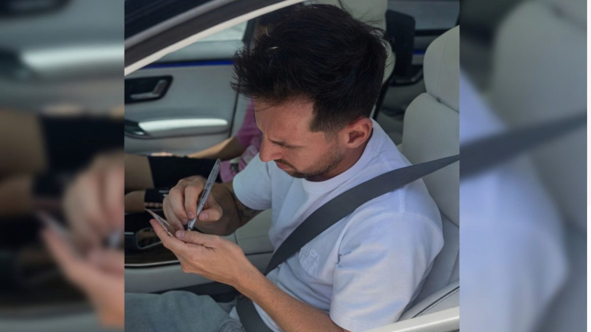 Torcedor surpreende ao rejeitar ‘presente’ de Messi após autógrafo; assista