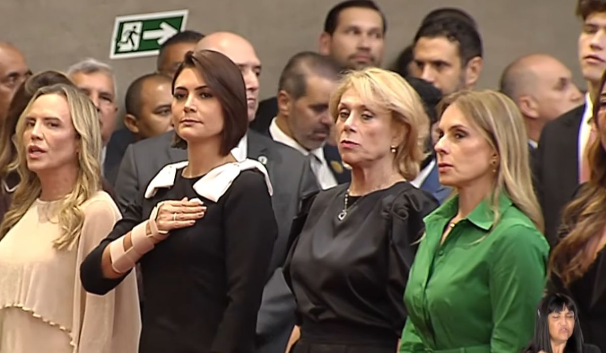 VÍDEO: Michelle Bolsonaro interage com esposa de Moraes no TSE