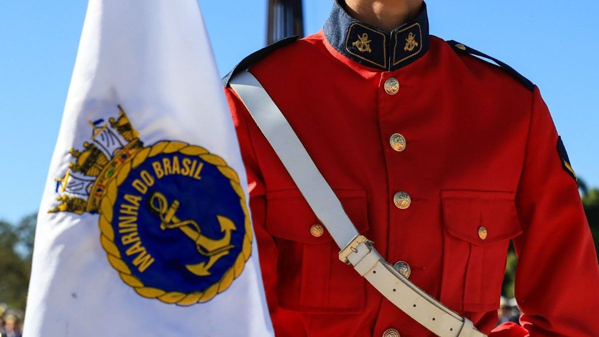 Marinha pagará R$ 30 mil para cabo trans forçada a usar roupas, acessórios e cabelo masculinos