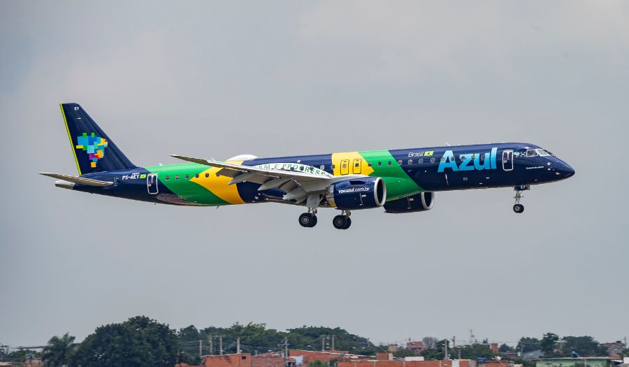 Azul faz homenagem à Seleção Brasileira com voo na Praia de Copacabana