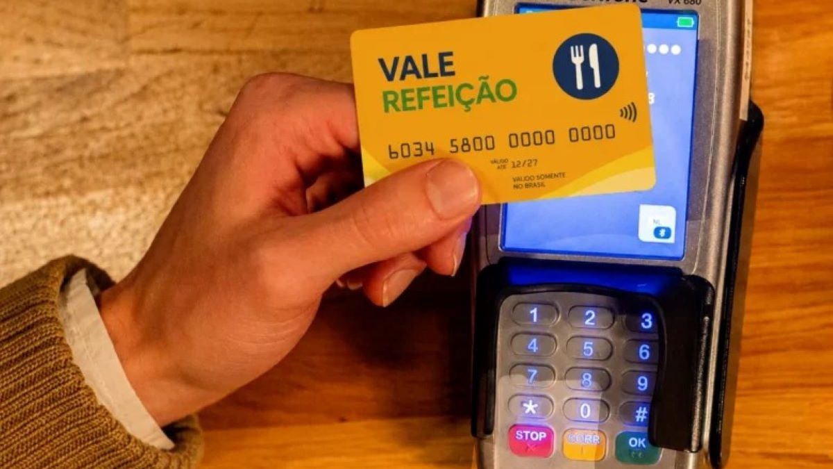 Aceito em qualquer maquininha? Entenda o que muda com as novas regras do vale-refeição