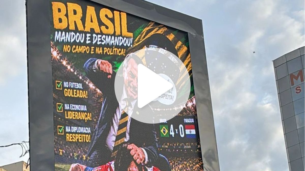 VÍDEO: População destrói painel com montagem de Bolsonaro agredindo jogador do Paraguai