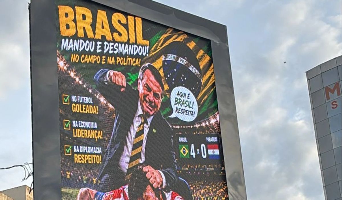 VÍDEO: População destrói painel com montagem de Bolsonaro agredindo jogador do Paraguai