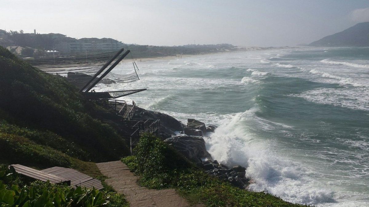 Rochas de praia de água cristalina em Florianópolis escondem ‘segredos’ milenares