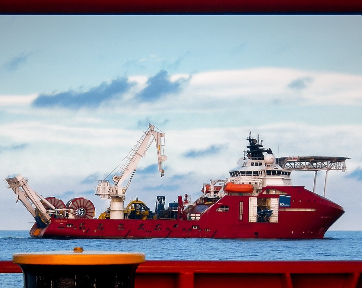 Os navios RSV são equipados com tecnologia avançada, incluindo braços mecânicos, luzes e lentes, que permitem o manuseio e a montagem de equipamentos submarinos em operações offshoreFoto: DOF/Divulgação/ND Mais