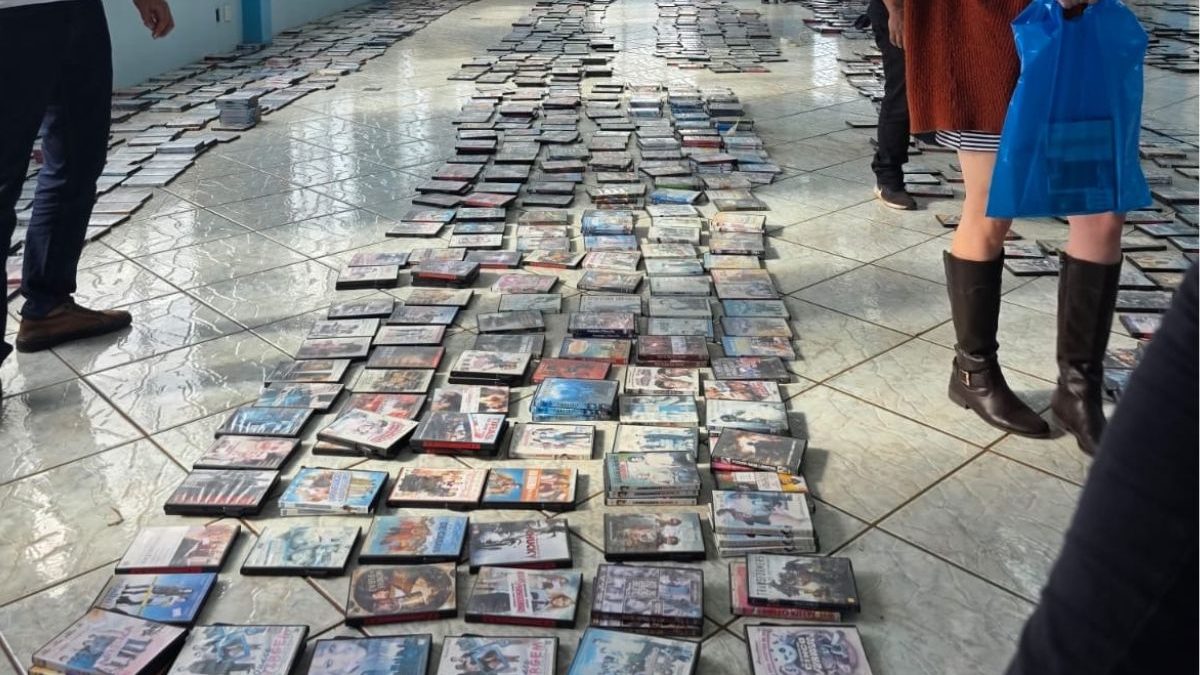 Fila por nostalgia: antiga locadora de SC começa a distribuir milhares de DVDs