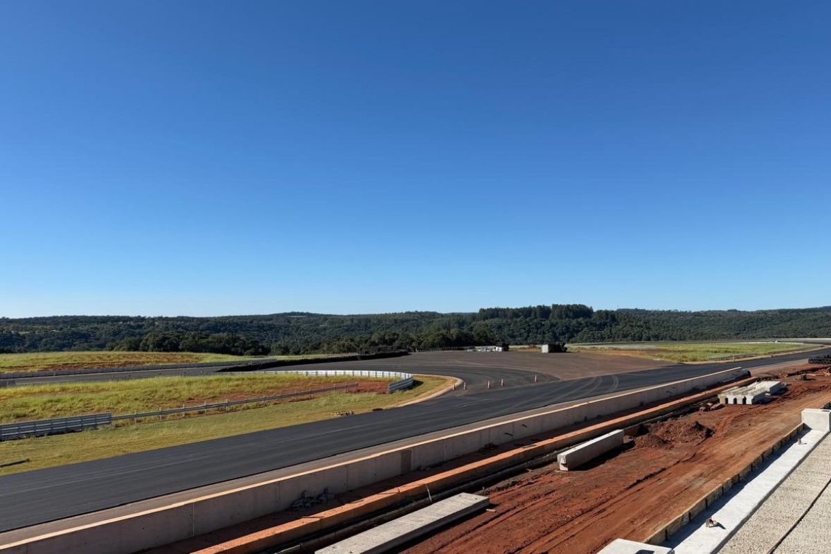 Pista do Autódromo Internacional de Chapecó recebeu revestimento especial usado em circuitos de alto desempenho e terá reta de 837 metros, uma das maiores do BrasilFoto: Divulgação/ND Mais