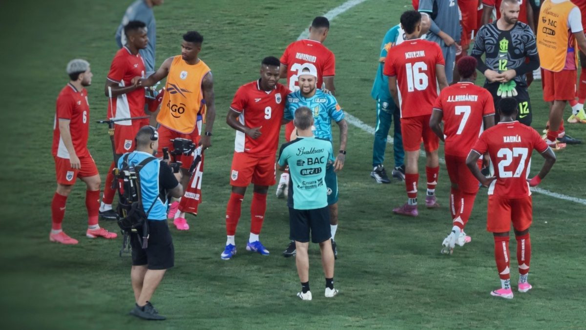 Neymar é tietado por jogadores do Panamá e idolatria repercute: ‘Vida fora da internet’
