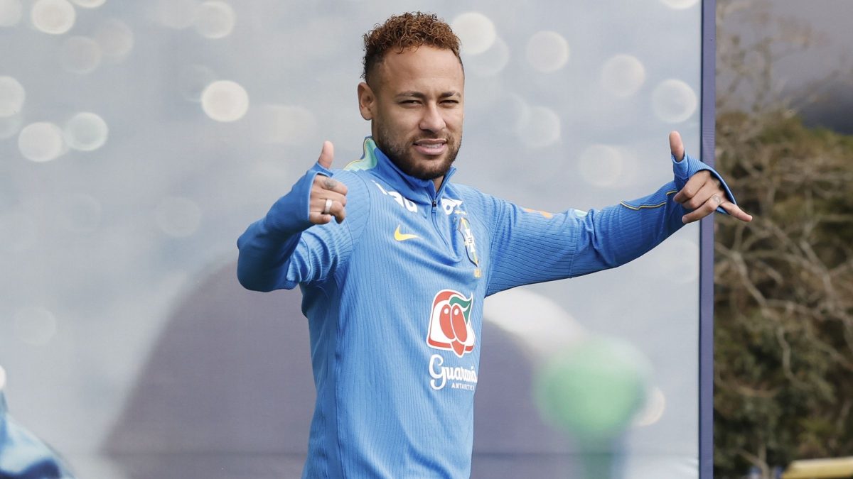 Neymar surge de tênis no gramado e torcedores reagem ao vídeo do momento: ‘Não me parece’