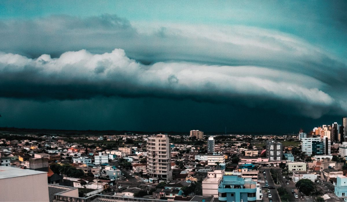 Nova frente fria traz tempestades ao Brasil