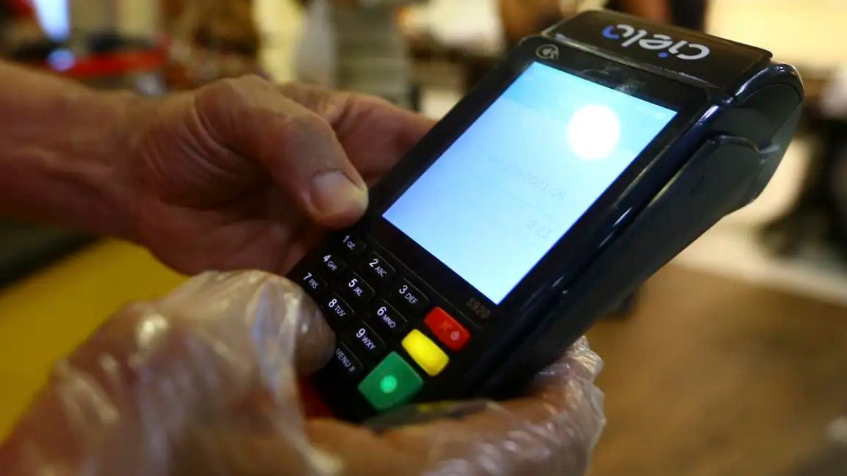 Fim do cartão recusado: nova regra permite passar o vale-refeição em qualquer maquininha